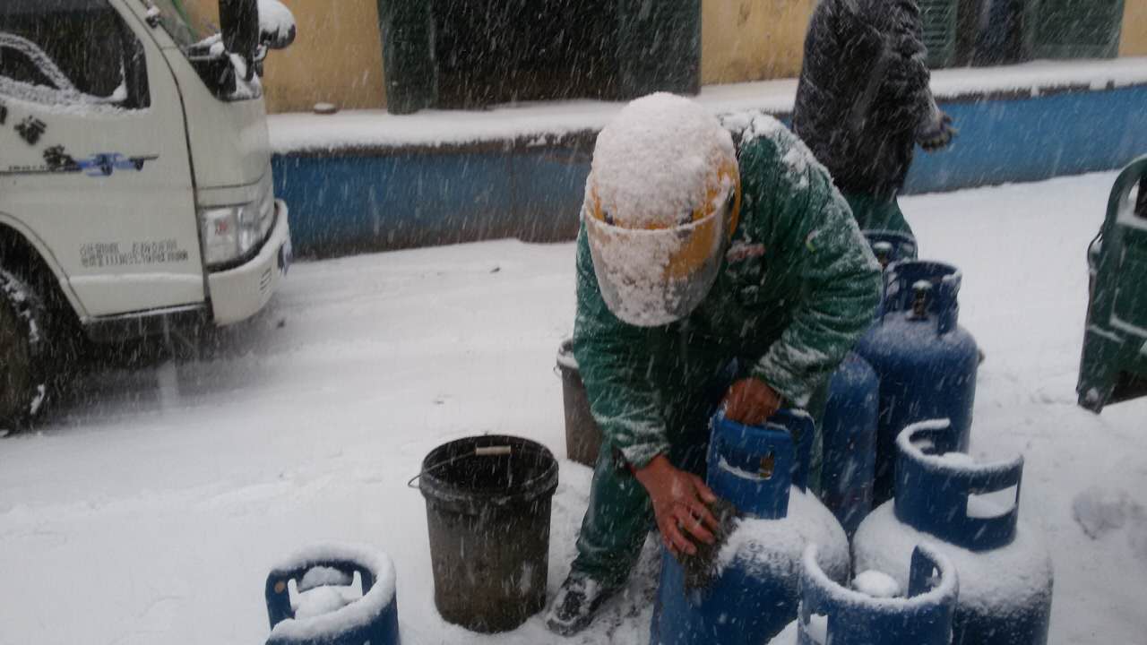 “世纪低温”寒冬凌冽，运气工人冒雪送瓶