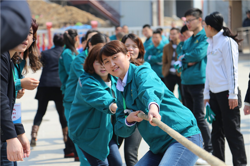 拔河比赛顺利结束，凸显团结拼搏精神