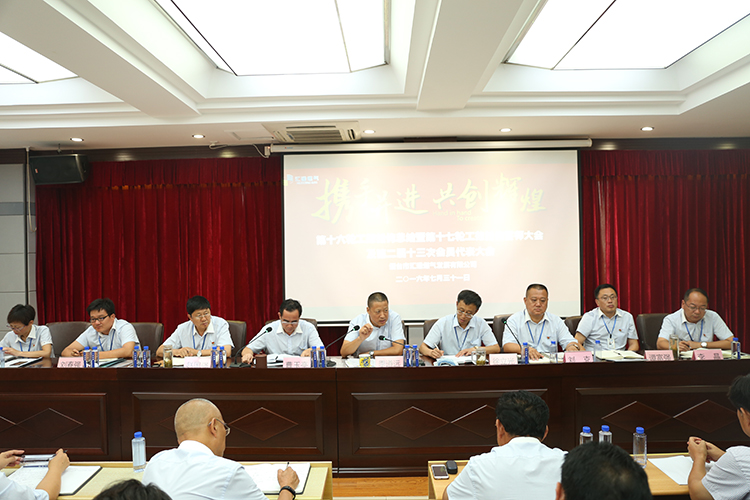 雄关漫道真如铁，而今迈步从头越