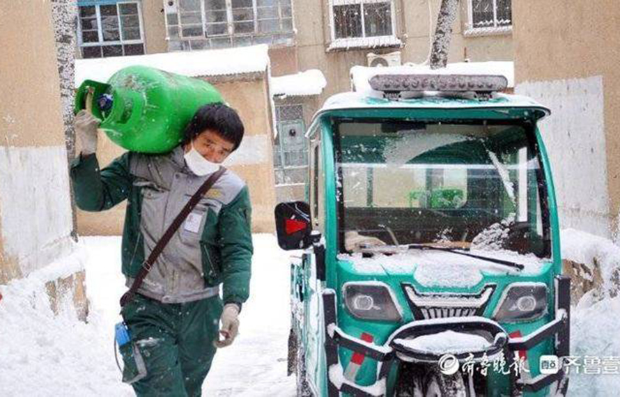 寒潮来袭大雪纷纷，烟台送气工人冒雪送瓶